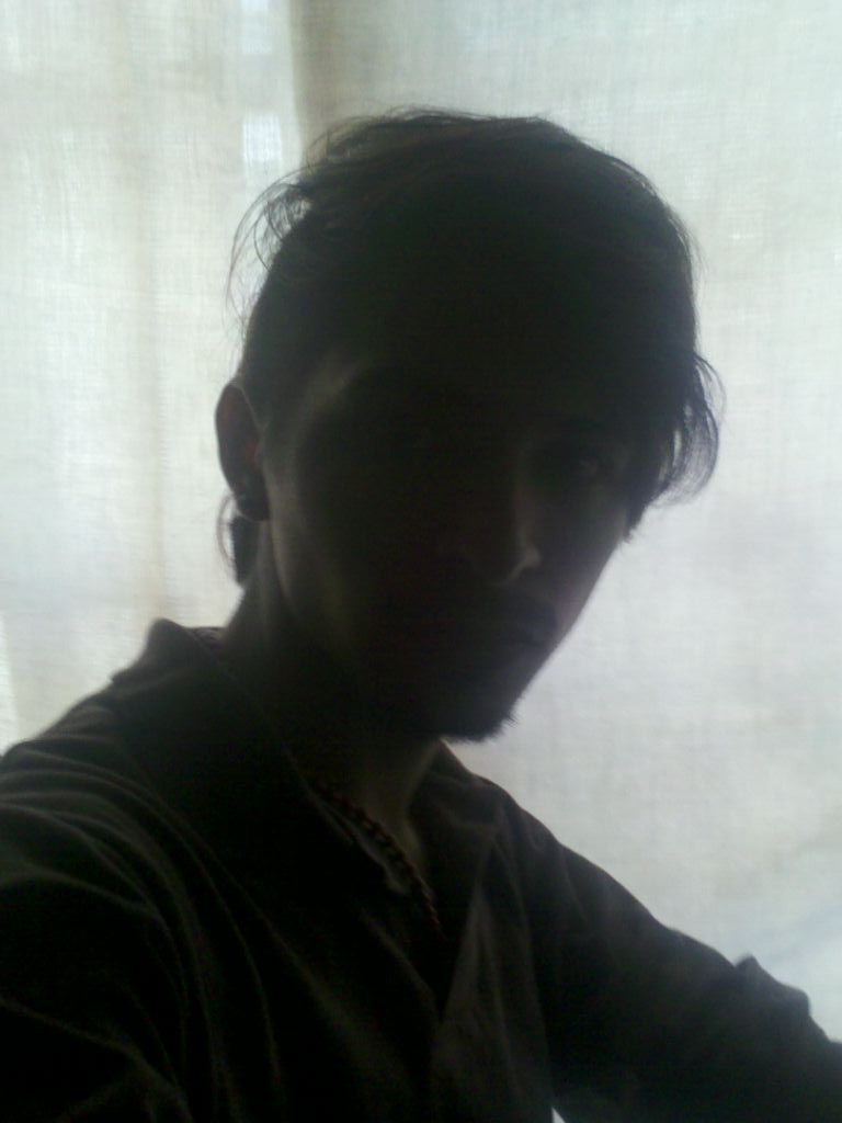 busto rostro a contraluz silueta